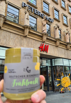 Verkauf des Leipziger Stadtimker Bienenhonig bei H&M Leipzig im Petershof